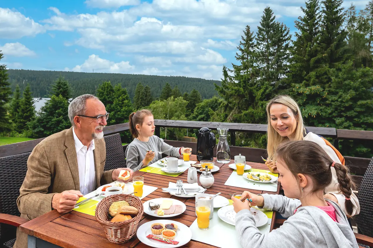 ahorn-panorama-hotel-oberhof_fruehstueck-terrasse-familie.jpg