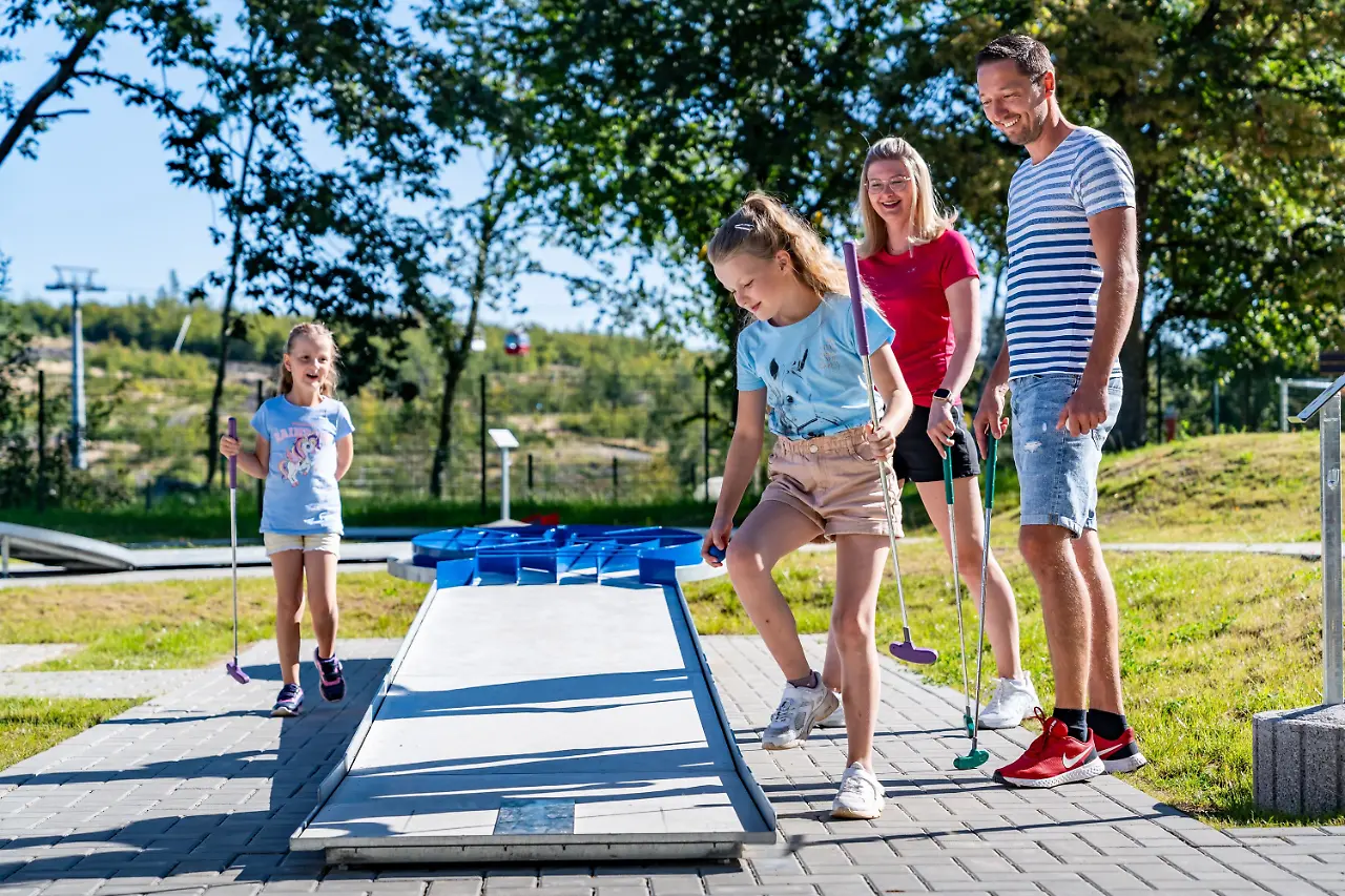 ahorn-harz-hotel-braunlage-minigolf-familie_Aug23.jpg