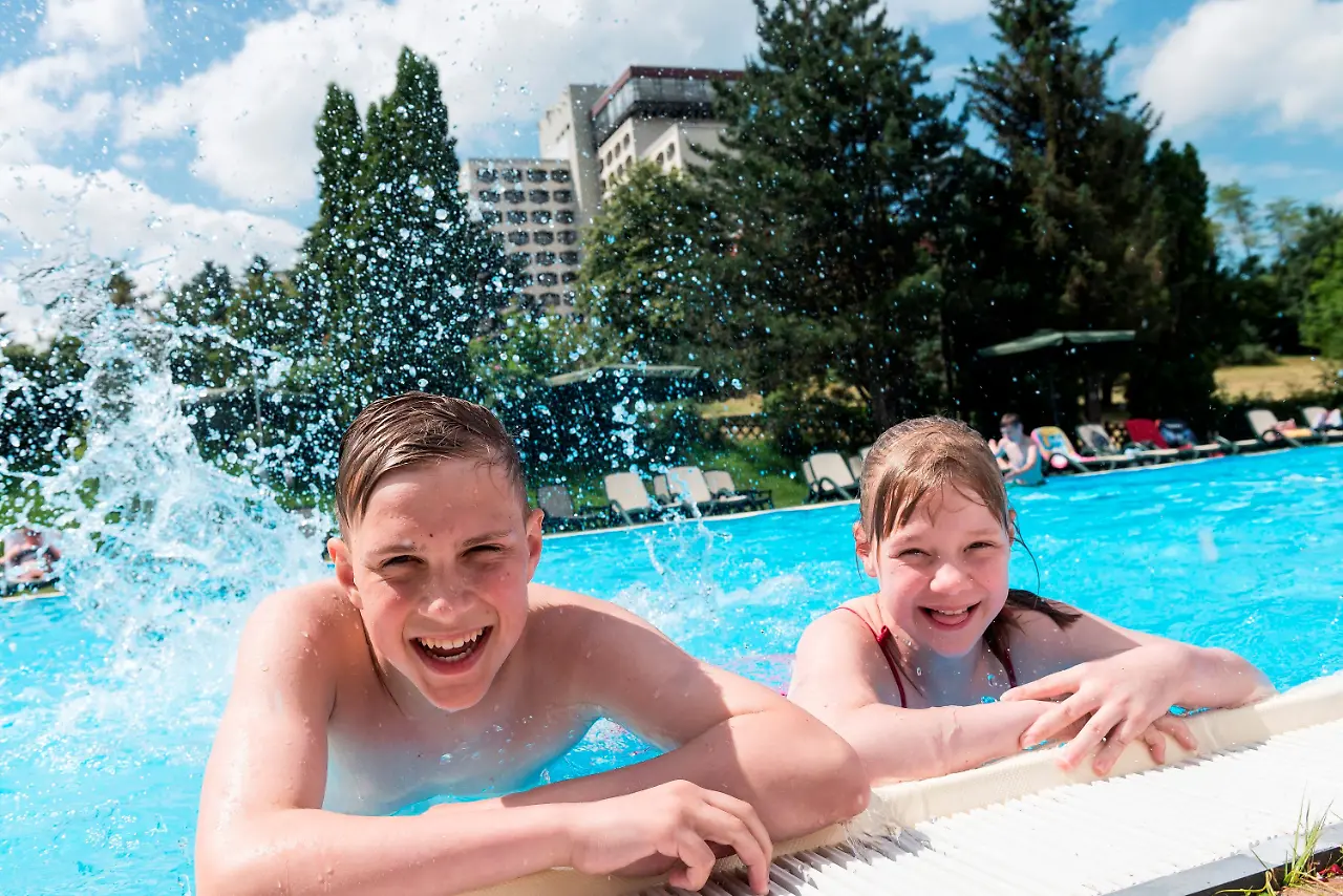 ahorn-berghotel-friedrichroda-aussen-pool-kinder.jpg